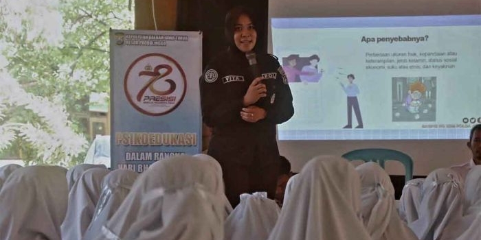 Polwan Polres Probolinggo saat mengedukasi pelajar di SMAN 1 Paiton.