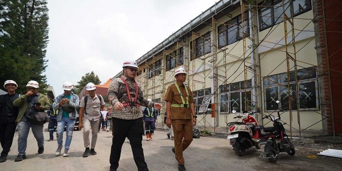 bupati-kediri-tinjau-rehab-kantor-pemkab-dan-pembangunan-sekolah-rakyat