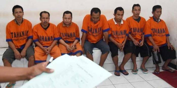 Para terdakwa pembunuhan Aktivis anti tambang sedang didata oleh petugas di Kejaksaan Negeri Surabaya, Kamis (18/1). (foto: antara)