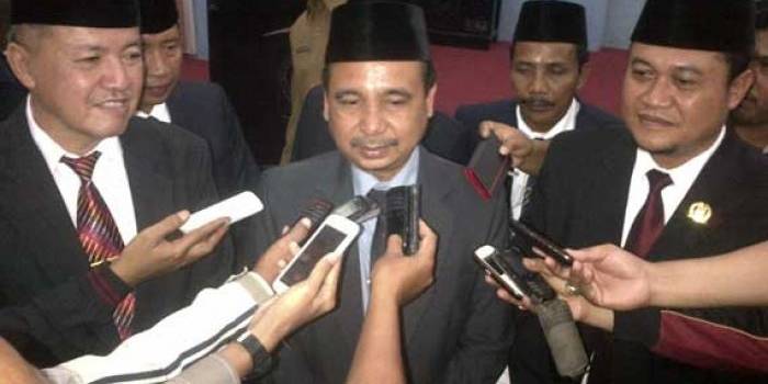 Bupati Lumajang As’at Malik menjawab pertanyaan wartawan, seusai pemilihan wakil bupati. foto: imron/BANGSAONLINE