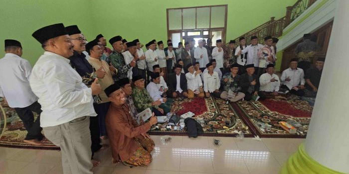 Para rais dan ketua PWNU dan 23 PCNU foto bersama dengan Prof Dr KH Asep Saifuddin Chalim di Karangampel Indramayu, Sabtu (9/5/2026). foto: MMA/bangsaonline