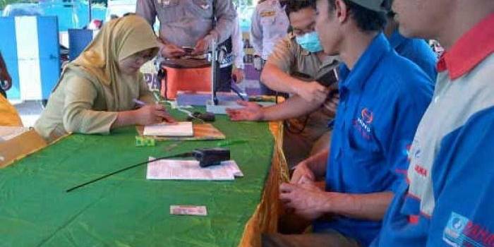 Tidak hanya angkutan, si sopir juga dicek kesehatannya untuk mencegah kecelakaan saat arus mudik dan balik. (foto: bahri/BANGSAONLINE)