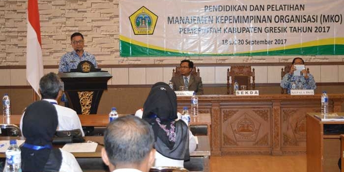 Sekda Gresik Kng. Djoko Sulistio Hadi saat memberikan sambutan di acara diklat MKO. foto: SYUHUD/ BANGSAONLINE