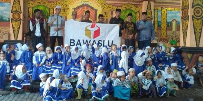BERBAGI: Bawaslu Sidoarjo menyerahkan santunan di Ponpes Millinium Raudatul Jannah, di Desa Tenggulunan Candi, Sabtu (1/6). foto: ist