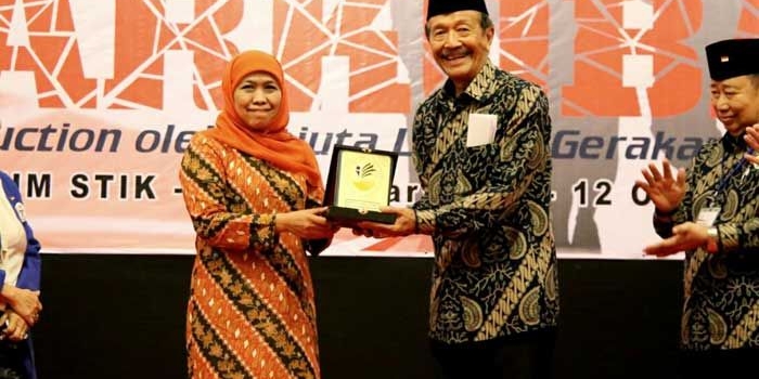 Irjen Pol (pur) I Gusti Made Putera Astaman menerima Cinderamata dari Menteri Sosial Khofifah Indar Parawansa di akhir acara pembukaan Seminar Nasional: Gerakan Nasional Perang Melawan Narkoba di STIK-PTIK, Jakarta, Rabu (11/10/2017).