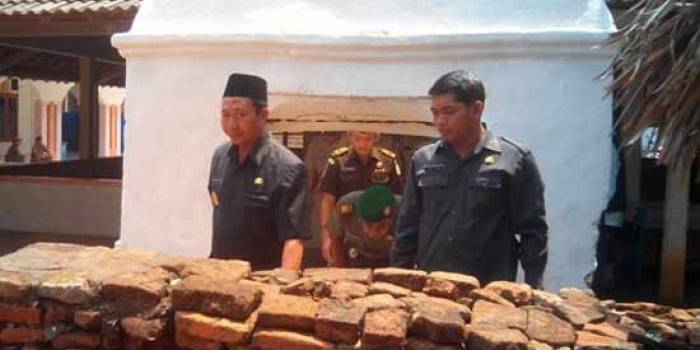 Bupati Tuban, H. Fathul Huda saat memasuki makam Sunan Bejagug Lor di Kecamatan Semanding, Tuban. foto: suwandi/BANGSAONLINE