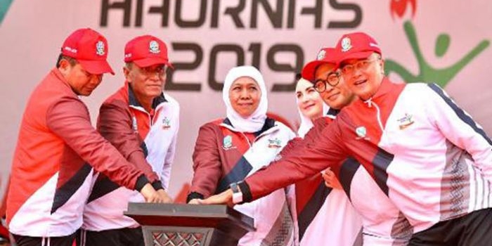 Gubernur Jawa Timur Khofifah Indar Parawansa bersama para bupati memencet tombol sirine dalam acara Peringatan Hari Olahraga Nasional (Haornas) tingkat Provinsi Jatim tahun 2019 di lapangan Pendopo Ronggosukowati Kabupaten Pamekasan, Senin (16/9). foto: istimewa/ bangsaonline.com