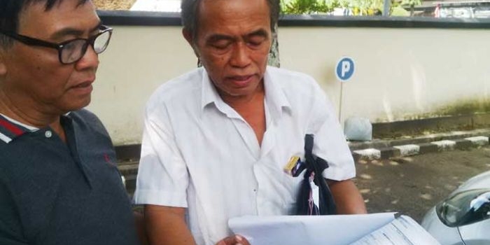 Joko Prabanto, kuasa penggugat versi J. Tasman saat menunjukan bukti salinan SHM yang telah dilegalisir BPN. 