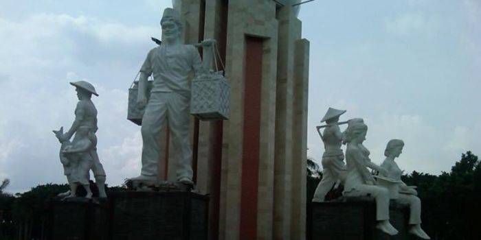 Pembangunan monumen Jayandaru yang diduga merupakan penyelewengan CSR. (kompas.com)