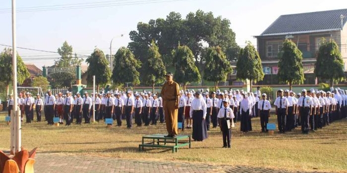 Kepala SMP Negeri 6 Nganjuk, Tri Sumartana, saat menjadi pembina upacara di awal tahun pelajaran baru.