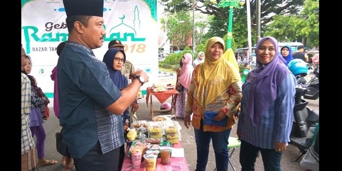 Plh Bupati Pamekasan Mohammad Alwi membuka bazar takjil yang digelar di area Monumen Arek Lancor Pamekasan, Kamis (17/05).