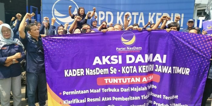 kader-nasdem-se-kediri-gelar-aksi-protes-sampul-tempo-nilai-merugikan-citra-partai