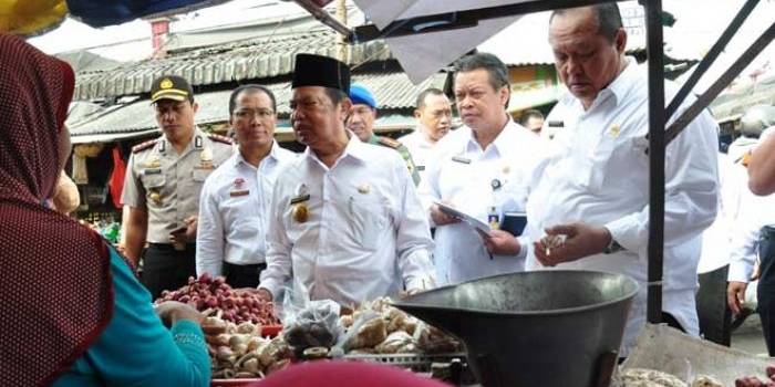 Rombongan Forpimda dipimpin Wali Kota Mojokerto saat memantau harga komoditi. foto: YUDI EP/ BANGSAONLINE