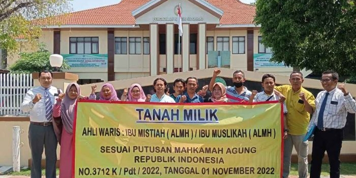 Pihak termohon saat membeberkan banner putusan MA terkait lahan seluas 1.500 meter persegi di Sidoarjo.