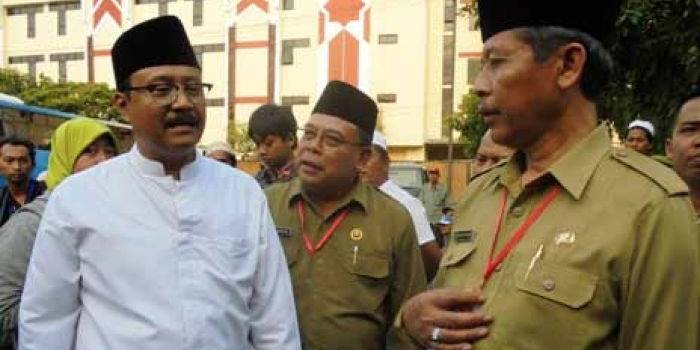 Wakil Gubernur Jawa Timur Syaifullah Yusuf bersama Kepala Kanwil Kementerian Agama Provinsi Jawa Timur Drs Mahfudh Shodar MAg (kanan), dan Kepala Bidang Urusan Haji dan Umroh Kanwil Kementerian Agama Provinsi Jawa Timur HM Sakur (tengah). foto: devi fitri afriyanti/BANGSAONLINE