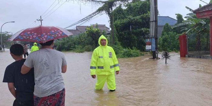 Petugas saat mengatur arus lalu lintas yang terganggu akibat banjir di Bangkalan.