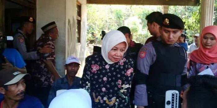 Haryanti saat melihat pelaksanaan pengobatan gratis di Desa Banaran Kecamatan Kandangan, Kabupaten Kediri. foto : arif kurniawan/BANGSAONLINE