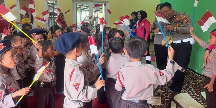 satlantas-polres-pasuruan-bagikan-1-000-bendera-merah-putih-sambut-hut-ke-80-ri