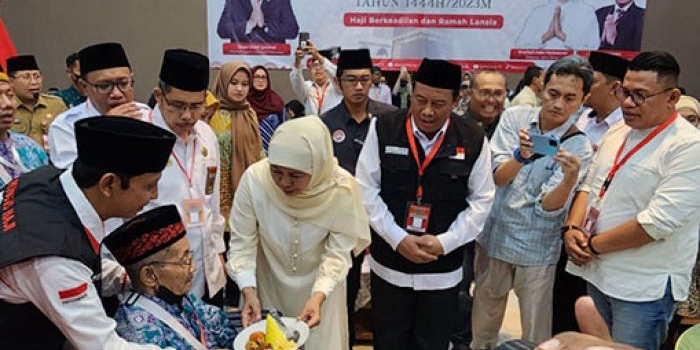 peringati-hlun-2023-gubernur-khofifah-beri-kejutan-spesial-jemaah-haji-lansia-embarkasi-surabaya
