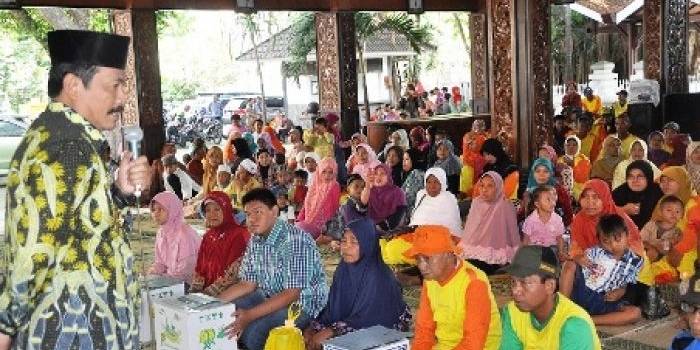 Wabup Mohammad Qosim ketika menyerahkan bingkisan terhadap paskun. foto: syuhud/BANGSAONLINE