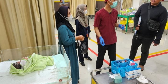 Bayi perempuan yang dibuang, kini sudah berada di rumah sakit SLG untuk perawatan. (Ist). 