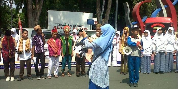 SUMPAH PEMUDA. Aksi para siswa-siswi SMP Insan Permata di timur Alun-alun Bojonegoro. foto : eki/bangsaonline