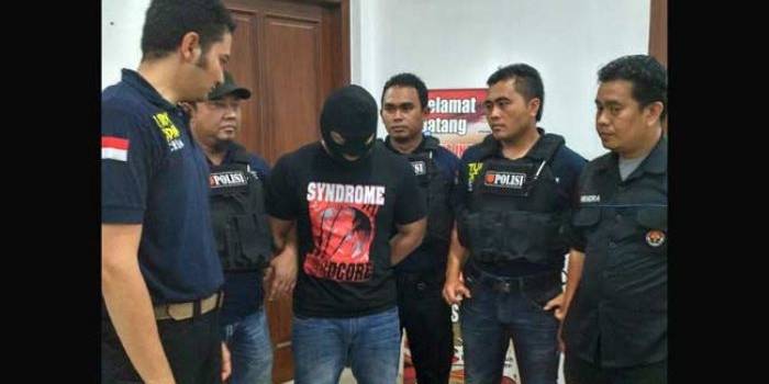 Pelaku saat diamankan di Mapolres Kediri