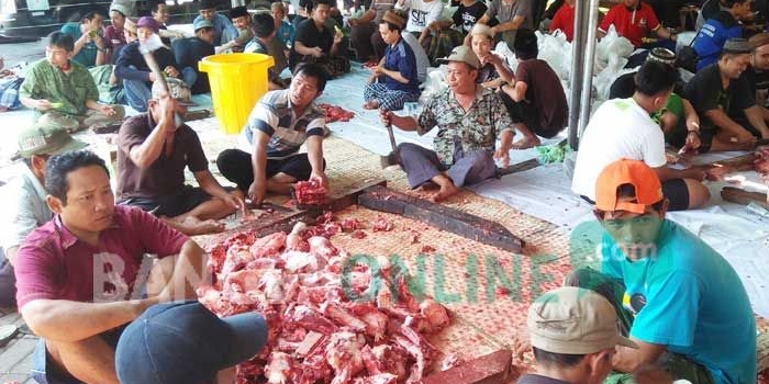 Panitia menyupkan daging kurban yang akan dibagikan kepada warga di halaman utama Ponpes Tebuireng, Jumat (1/9/2017). foto: ROMZA/ BANGSAONLINE