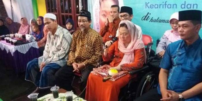 Sinta Nuriyah Abdurrahman Wahid saat menyampaikan ceramah kebangsaan di depan masyarakat lintas agama, Rabu (29/6) petang. foto: romza/ BANGSAONLINE