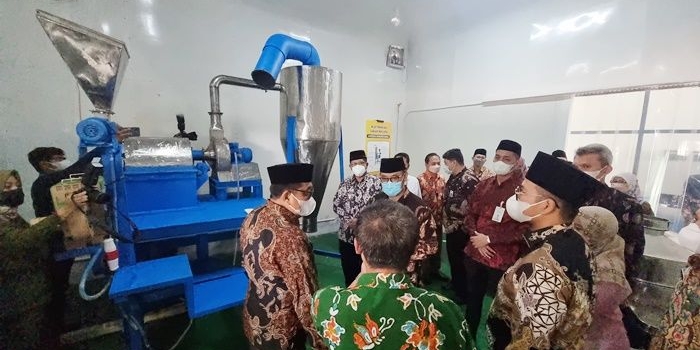 Stafsus Wapres RI Bidang Ekonomi dan Keuangan, Lukmanul Hakim (masker hujau) saat melakukan peninjauan perkembangan kawasan industri halal di Universita Trunojoyo Madura, Kamis (10/3/2022).