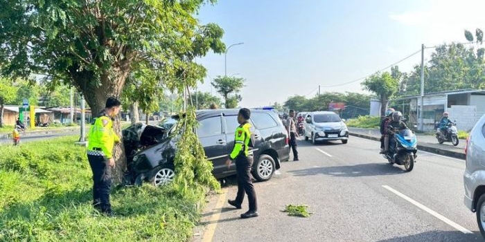 diduga-sopir-alami-microsleep-mobil-pemudik-tabrak-pohon-di-suramadu-2-luka-berat