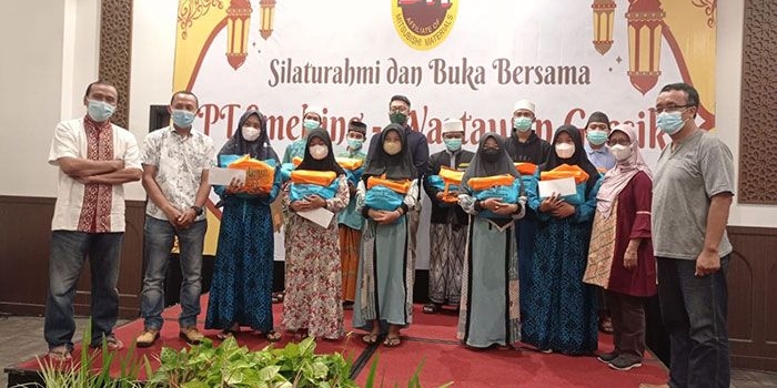 Section Manager PT Smelting, Indra SW Junor, bersama perwakilan KWG dan PWI Gresik saat memberi santunan untuk yatim. Foto: ROHMAN/BANGSAONLINE