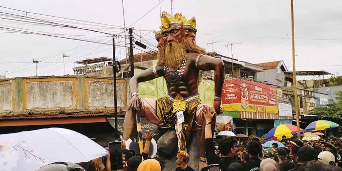 Pawai Ogoh-Ogoh menjelang perayaan Nyepi di Blitar.