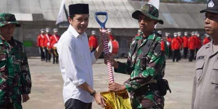 Wakil Bupati Trenggalek, Syah Natanegara membuka TNI Manunggal Membangun Desa (TMMD) ke-120 di Alun-alun Kota Trenggalek, Rabu (8/2/2024).