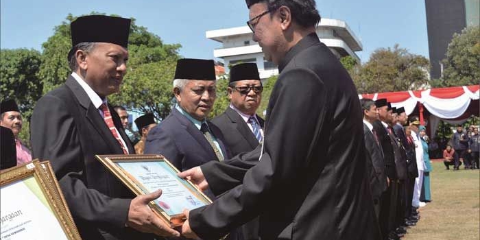 Bupati Sambari ketika menerima penghargaan dari Mendagri RI Tjahyo Kumolo. foto: SYUHUD/ BANGSAONLINE