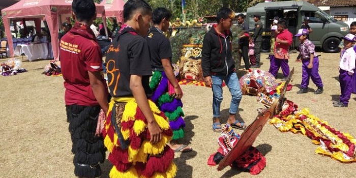 Kesenian Jaran Thek yang ditampilkan pemuda-pemuda Desa Kedungsalam.