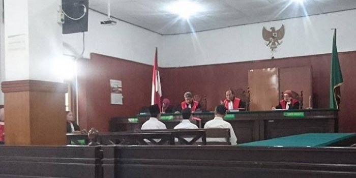 Tiga terdakwa kasus penyeludupan baby lobster menjalani sidang di Pengadilan Ngegeri (PN) Sidoarjo.