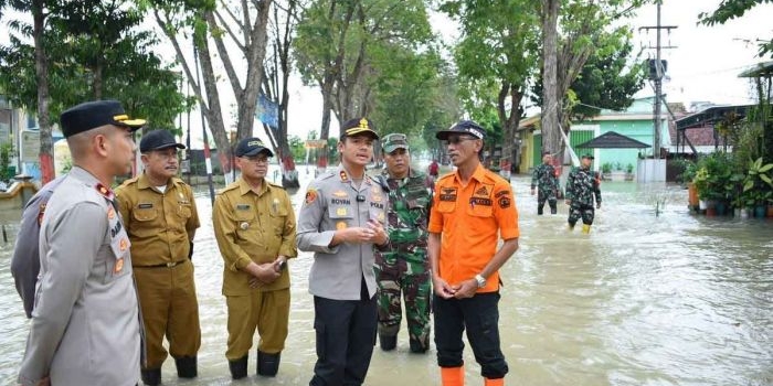 salurkan-bansos-ke-warga-terdampak-banjir-kapolres-gresik-minta-masyarakat-lebih-waspada