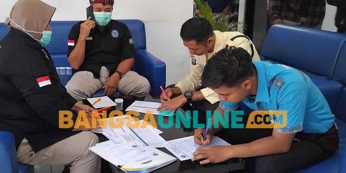 Para petugas PT KAI Daop 7 Madiun saat melakukan tes urine. Foto: HENDRO SUHARTONO/BANGSAONLINE