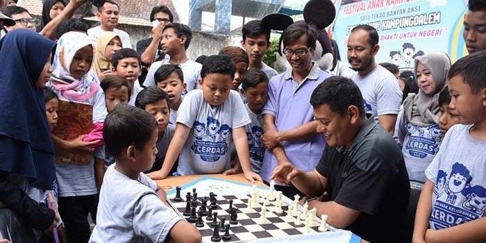 Wali Kota Kediri Abdullah Abu Bakar ajak anak bermain catur.
