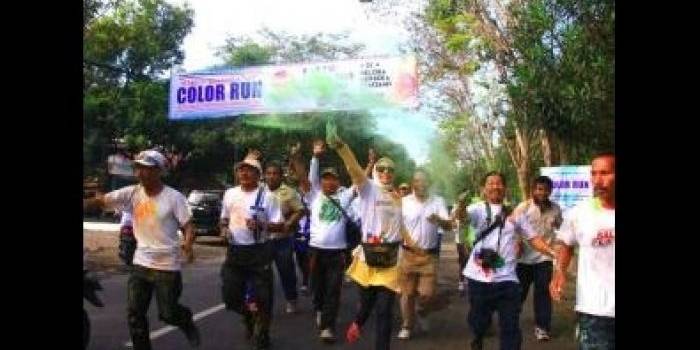 Bupati Tantri melempar serbuk warna-warni. Foto: andi sirajudin/BANGSAONLINE