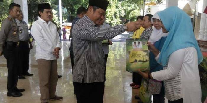 Bupati Sidoarjo H Saiful Ilah menyerahkan paket takjil kepada warga yang mengikuti mudik gratis, di Pendopo Delta Wibawa, Senin (4/7). foto: MUSTAIN/BANGSAONLINE