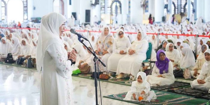 Ketua Umum PP Muslimat NU, Khofifah Indar Parawansa, saat memberi sambutan.
