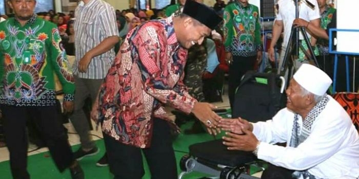 Wakil Bupati Achmad Fauzi menyalami salah satu tama pada pembukaan RAT Paripurna XVI dan Expo Produk Unggulan Anggota BMT NU Jawa Timur di Gedung Graha Adi Poday, Sabtu (15/02).