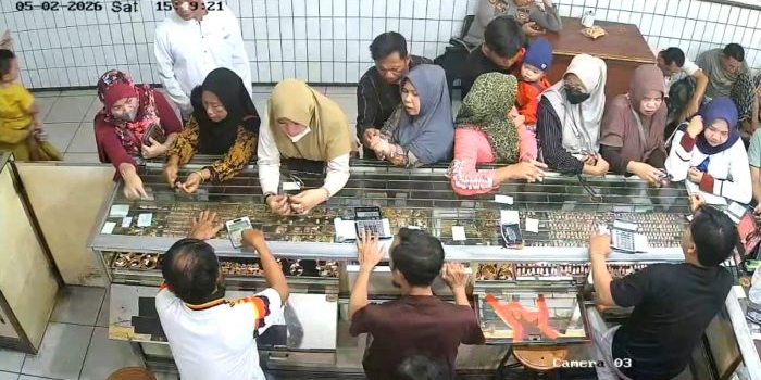 Tangkapan layar CCTV yang memperlihatkan terduga pelaku (tiga dari kiri)