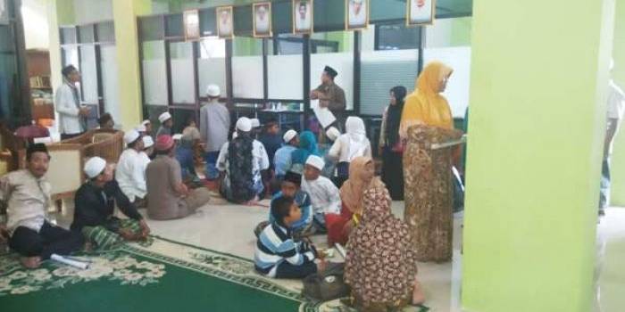 RAMAI. Santri dadakan saat mendaftar diruang pengurus Ponpes Langitan, Widang, Tuban. Mereka akan mengikuti pengajian selama Bulan Ramadhan. Foto: Eky Nurhadi/BANGSAONLINE