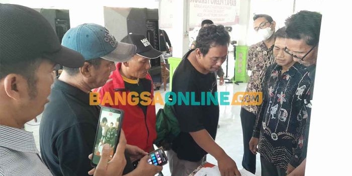 Didik Prasetio (tiga dari kiri) saat protes ke PPK Krembung. Foto: MUSTAIN/BANGSAONLINE
