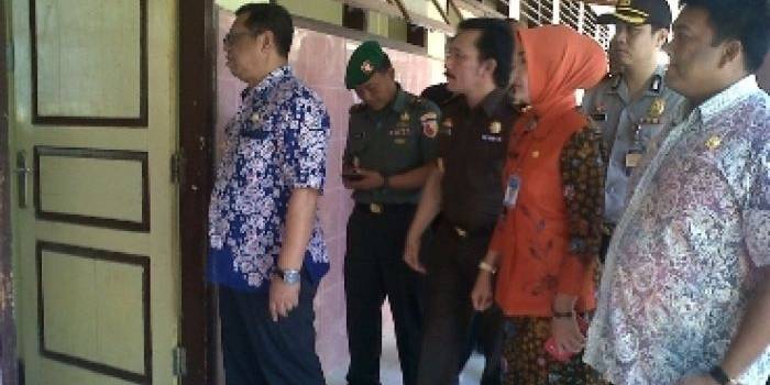 Jajaran Forpimda mengamati dari luar pintu kelas agar tak mengganggu siswa yang mengerjakan soal ujian. foto: ferry/BANGSAONLINE