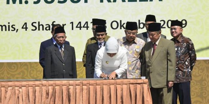 Gubernur Jawa Timur Khofifah Indar Parawansa saat mendampingi Wakil Presiden Jusuf Kalla (JK) meresmikan Gedung Pusat Studi Ekonomi Islam Universitas Darussalam (UNIDA) Gontor dan Menara Baru Masjid Jami