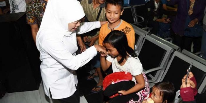 Gubernur Jawa Timur Khofifah Indar Parawansa menyapa warga Jatim yang mengikuti program mudik gratis Pemprov Jatim dengan menggunakan kereta api di Stasiun Gubeng, Surabaya, Senin (03/6) petang. foto: ist